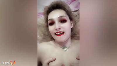 Ivan Helsing keras meniduri vampire seksi dan datang pada pantatnya